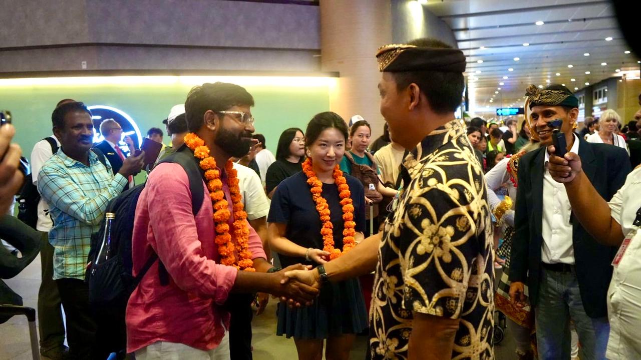 Pergantian Tahun, Bandara I Gusti Ngurah Rai Sambut Wisatawan Dengan Pengalungan Bunga dan Tarian Bali