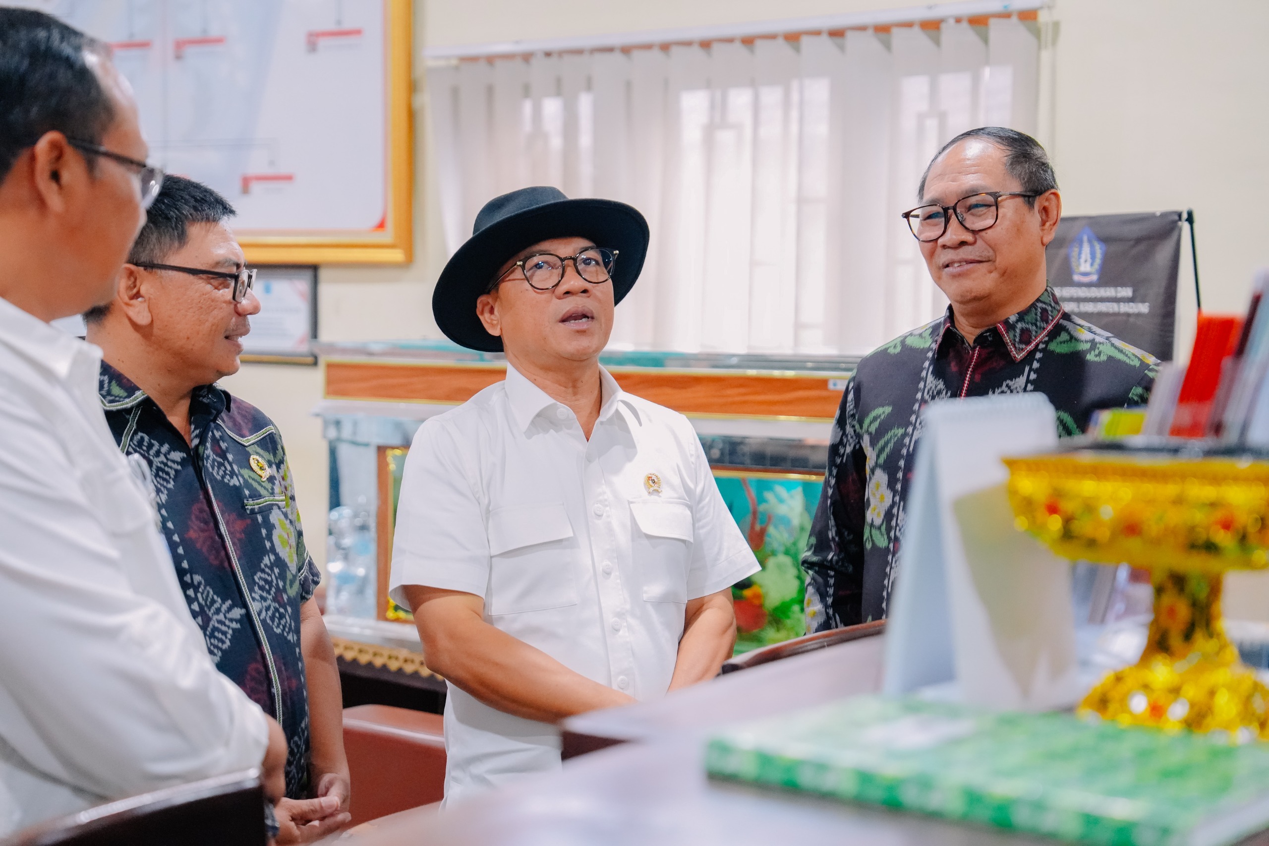 Mendes PDTT Yandri Susanto Kunjungi Desa Bongkasa Pertiwi