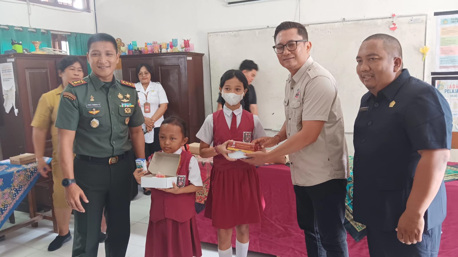 Anggota DPRD Ngurah Aryawan Bersama Owner JFC Bagikan Makan Bergizi Gratis di SD 8 Padangsambian