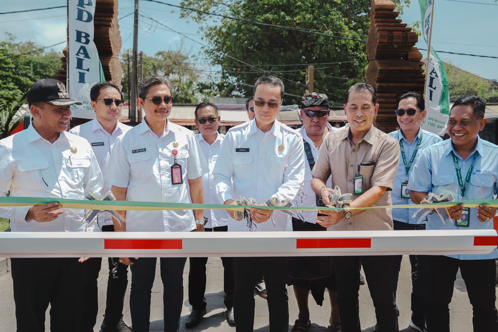 Pj. Sekda Surya Suamba Resmikan Operasional Sistem Parkir Non Tunai di Areal Parkir Pantai Kuta