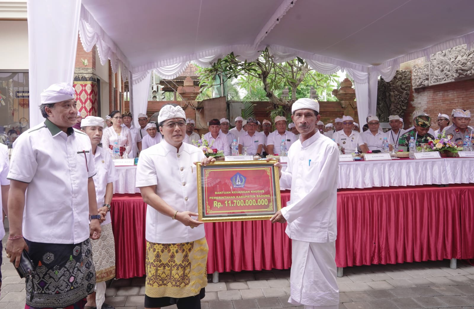 Tandatangani Prasasti, Bupati Nyoman Giri Prasta Resmikan Kantor Perbekel Sibanggede