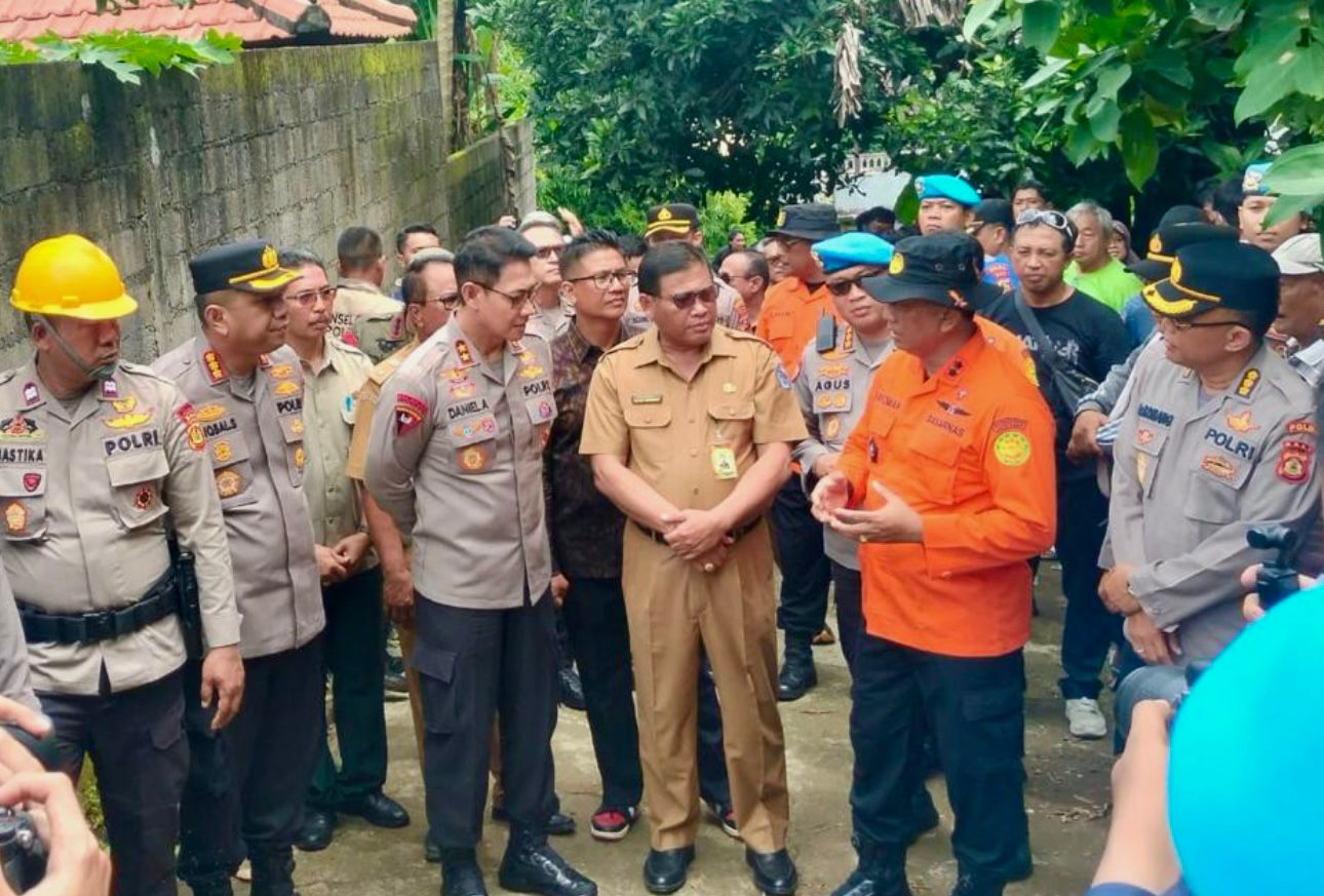 Sekda Alit Wiradana Tinjau Lokasi Musibah Longsor di Ubung Kaja, Seluruh Korban Meninggal Dievakuasi