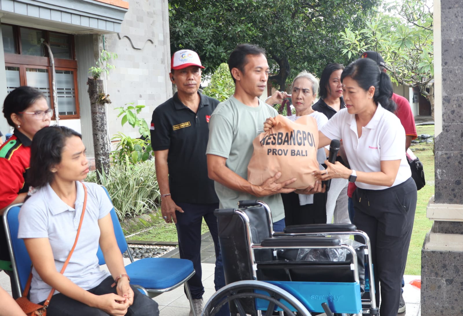 Bhakti Sosial, Pemprov Bali Serahkan Bantuan dan Gelar Pelatihan Pertolongan Pertama