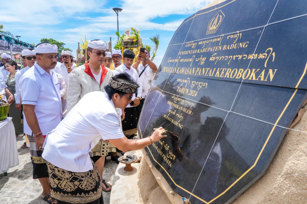 Bupati Giri Prasta Tandatangani Prasasti Pamelaspasan Penataan Pantai Batu Belig, Kerobokan