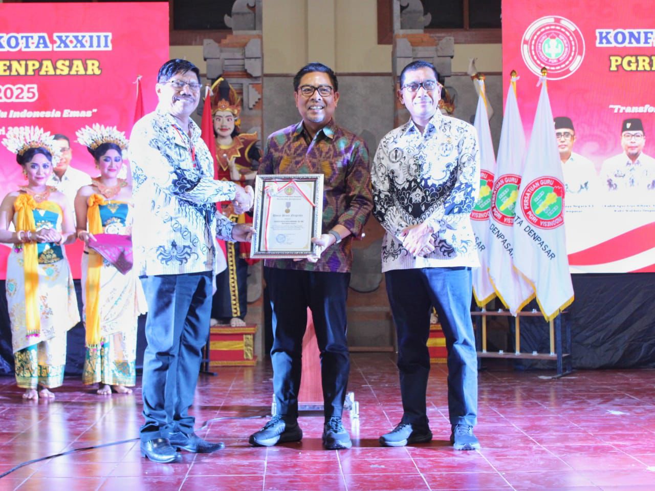 Wawali Arya Wibawa Dianugrahi Dwija Praja Nugraha Atas Komitmen Majukan Pendidikan