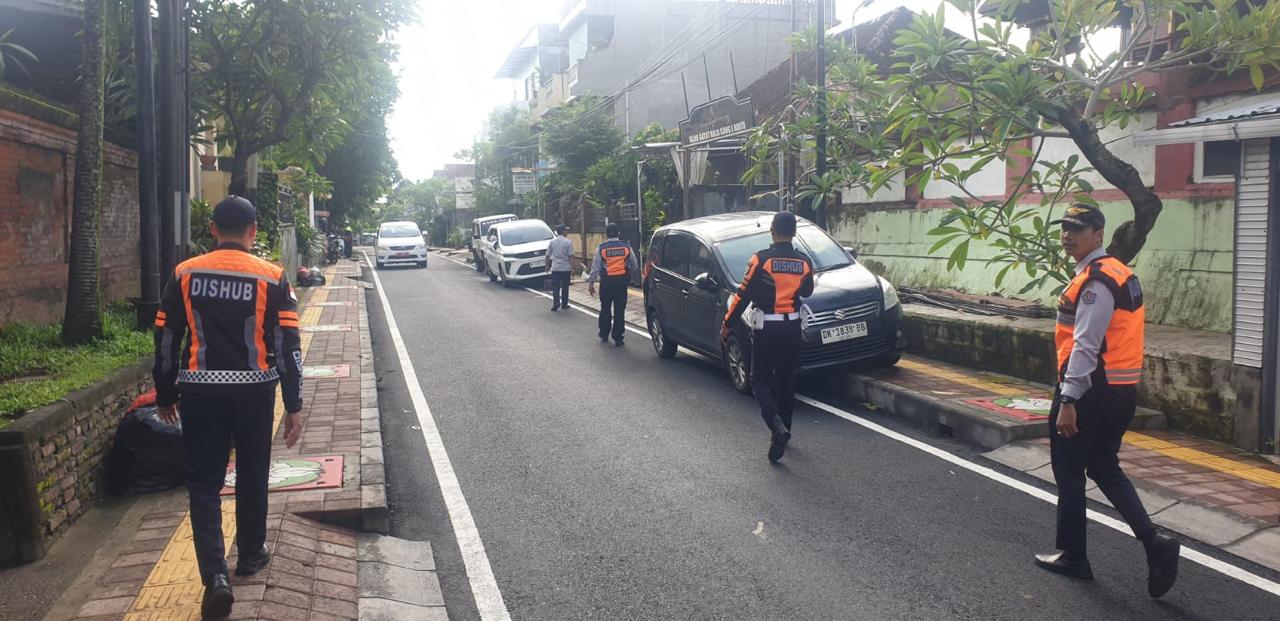 Dishub Denpasar Tertibkan Kendaraan Parkir Sembarangan di Trotoar Jl. Gatot Kaca