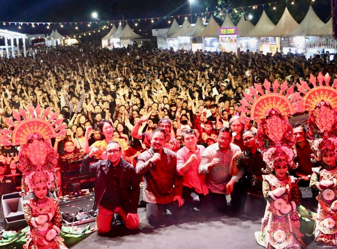 Walikota Jaya Negara Rayakan Malam Pergantian Tahun di Pantai Mertasari Sanur
