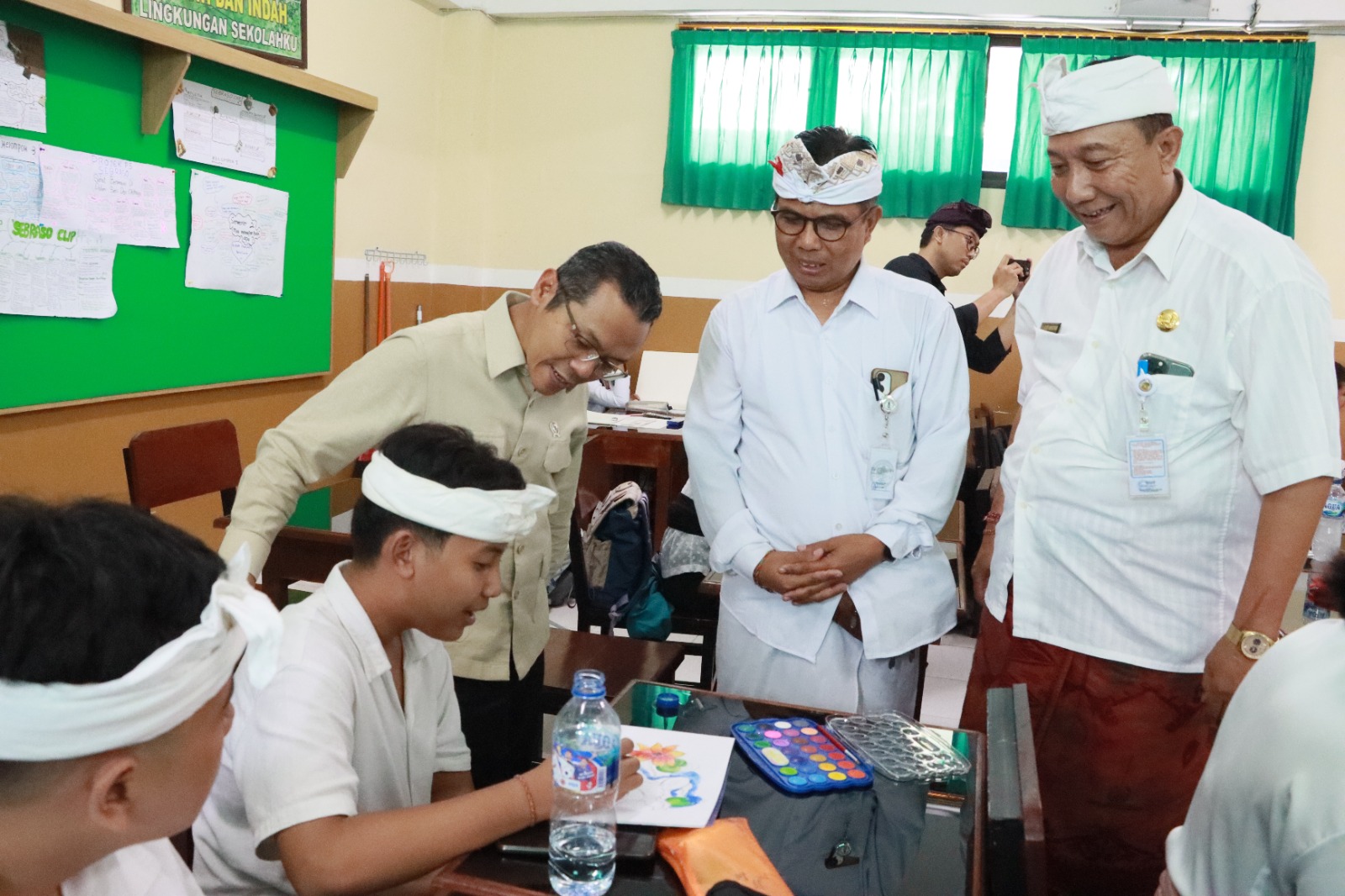 Wamendikdasmen Fajar Riza Tinjau Proses Belajar Mengajar di SMP Dwijendra Denpasar