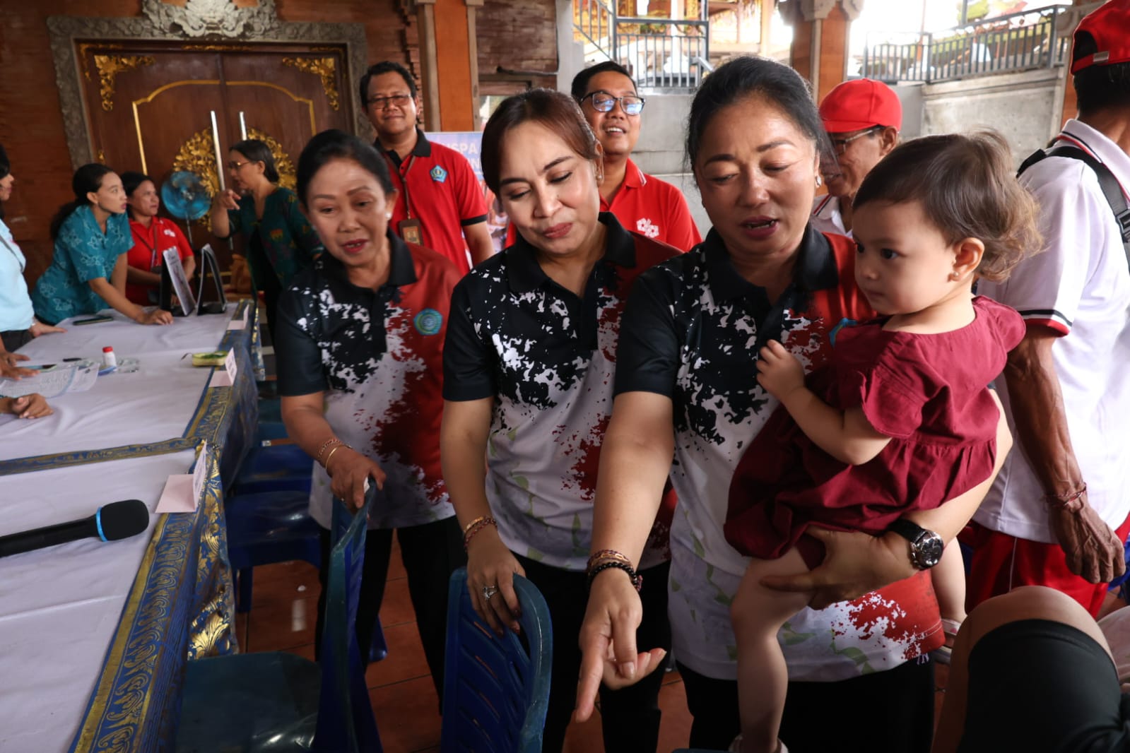 Ny. Antari Jaya Negara Buka Posyandu Paripurna Di Kecamatan Dentim