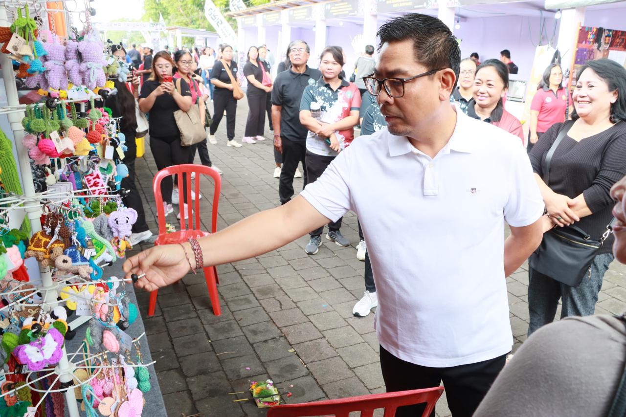 Rangkaian HUT ke-237 Kota Denpasar, Wawali Arya Wibawa Buka Pameran ”Gema Tridatu” dan Pasar Murah