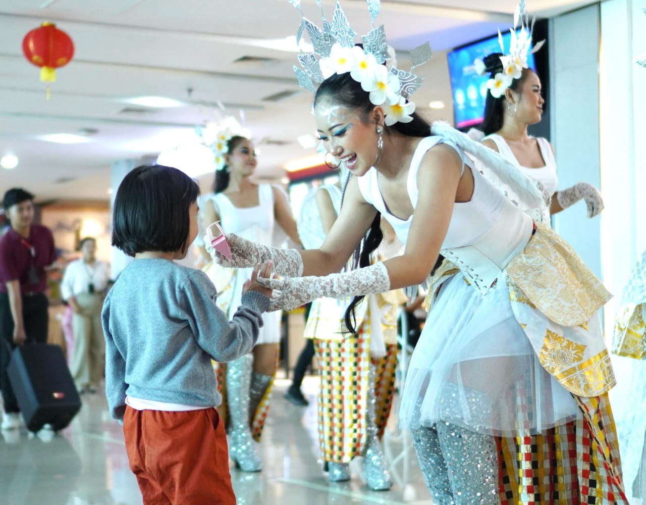 Bandara I Gusti Ngurah Rai Meriahkan Valentine dengan Pembagian Cokelat
