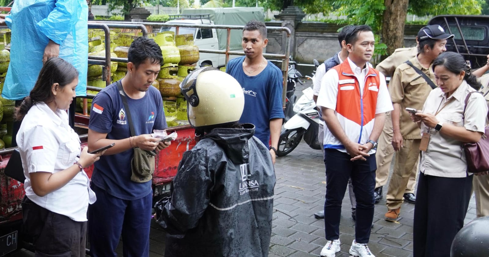Tim Pengawasan Terpadu Disperindag Provinsi Bali Pantau Pelaksanaan ”Extra Dropping” LPG 3 Kg