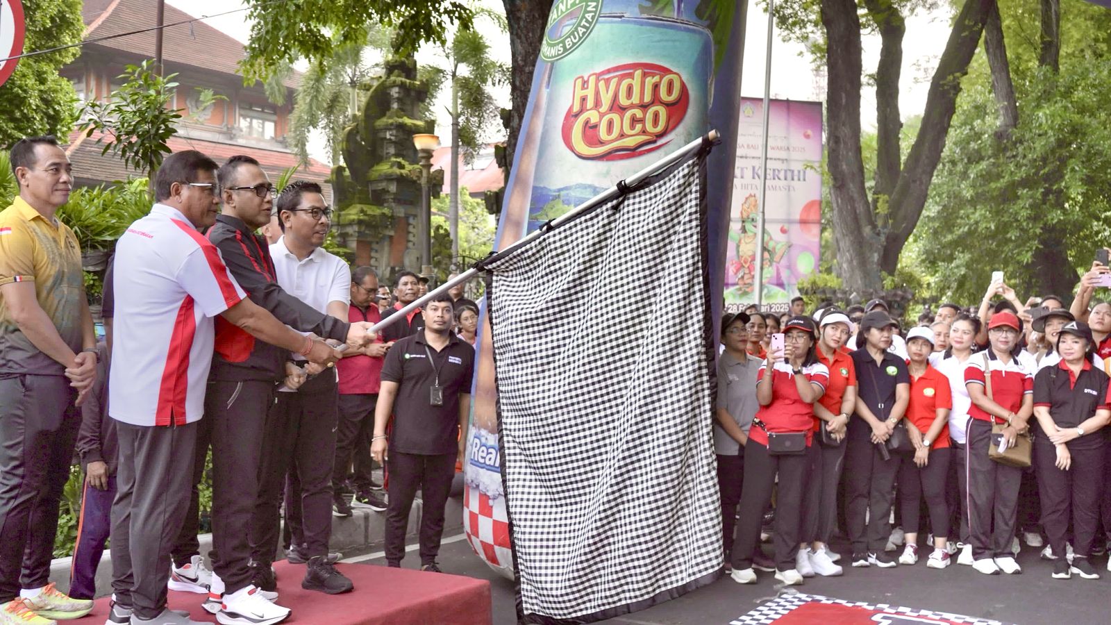 Meriah HUT ke-237 Kota Denpasar, Walikota Jaya Negara Lepas Jalan Sehat