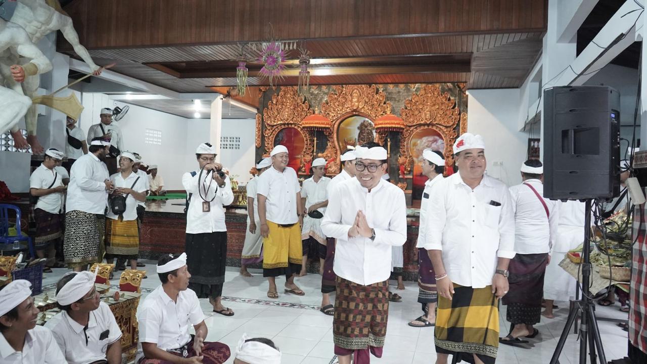 Wawali Arya Wibawa Hadiri Karya Pujawali dan Pamlaspas Banjar Padangsumbu Tengah