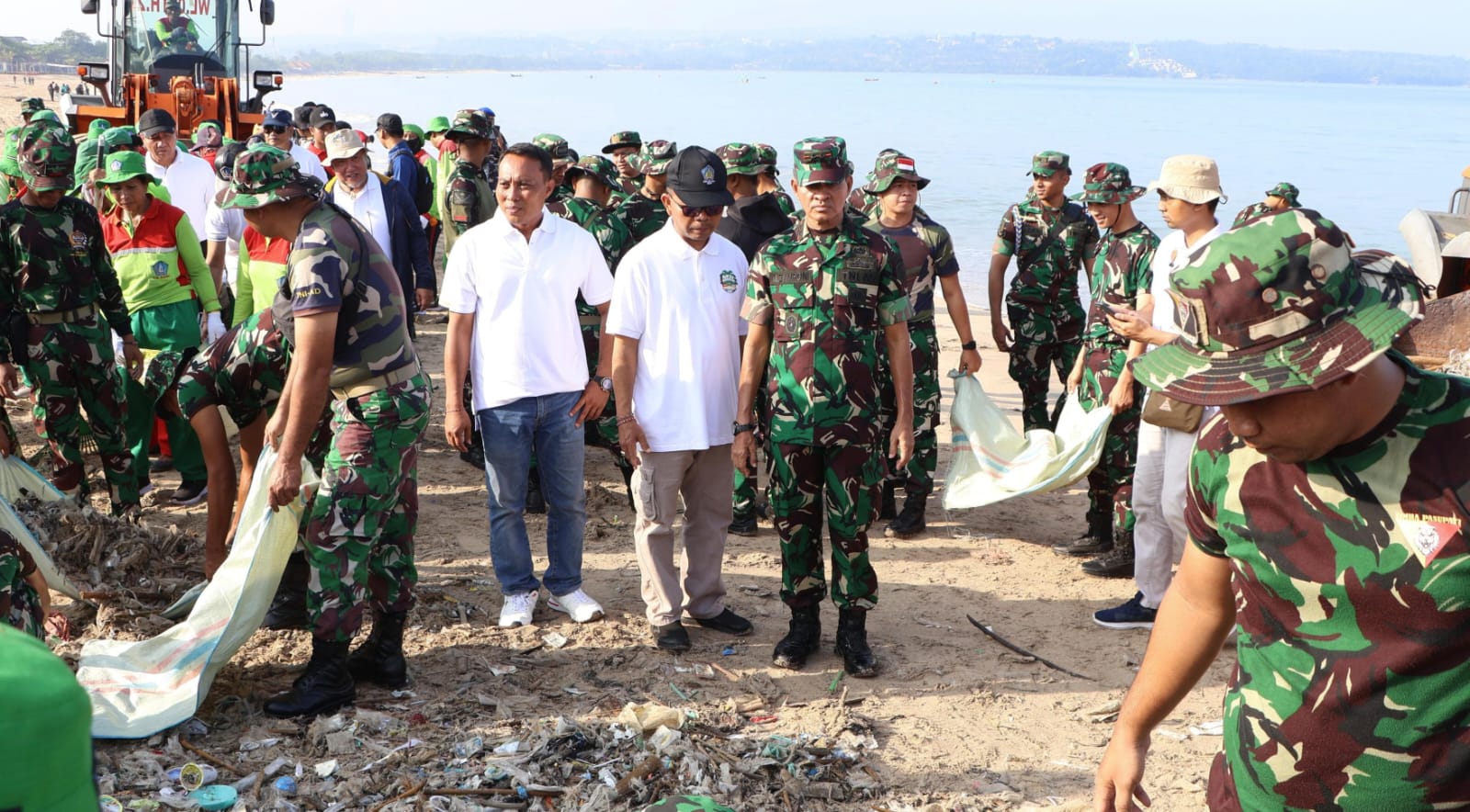 Hari Peduli Sampah Nasional 2025, Pemprov Bali Besama TNI Dukung Aksi Bersih Pantai