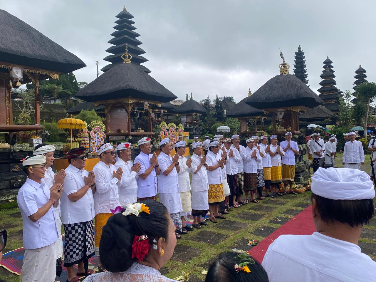 Koster-Giri dan Seluruh Kepala Daerah Terpilih Majaya Jaya di Pura Besakih