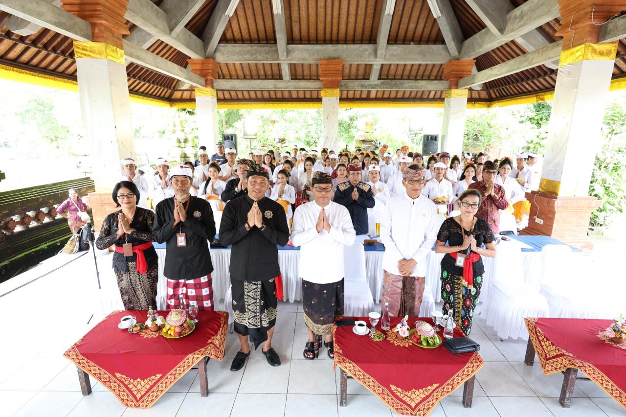 Meriahkan HUT ke-237 Kota Denpasar, Sekda Alit Wiradana Hadiri Lomba Puja Trisandya SD dan SMP