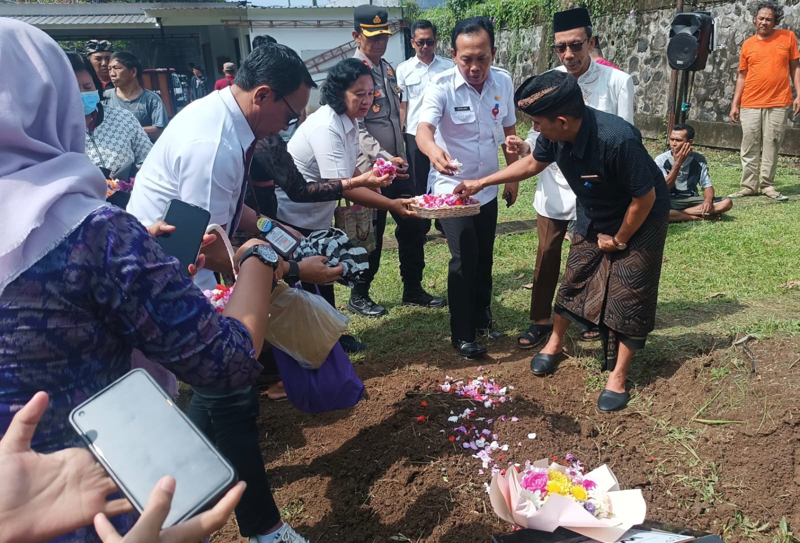 Pemkab Bangli Kubur Mayat ODGJ Telantar
