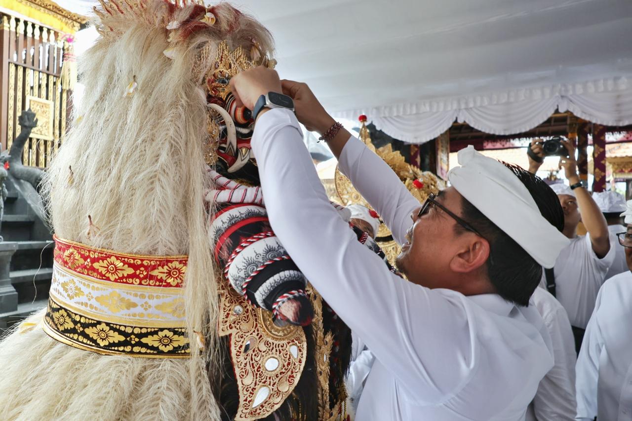 Wawali Arya Wibawa Hadiri Karya Ngeratep Ida Sesuhunan Pura Dalem Penataran Suwung Desa Adat Kepaon