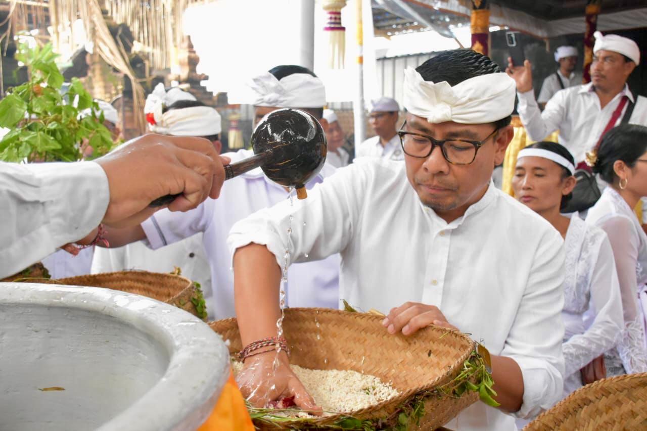 Wawali Arya Wibawa Hadiri Upacara Ngingsah di Pura Paiobon Penyarikan, Tegallantang