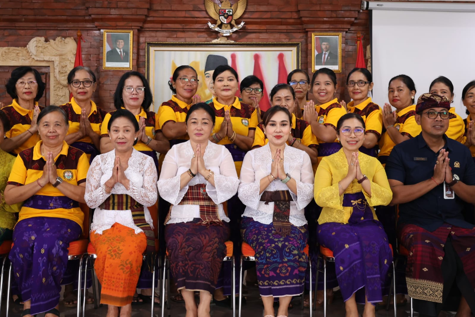 Ny. Antari Jaya Negara Hadiri Pelantikan Pengurus WHDI Desa Tegal Harum
