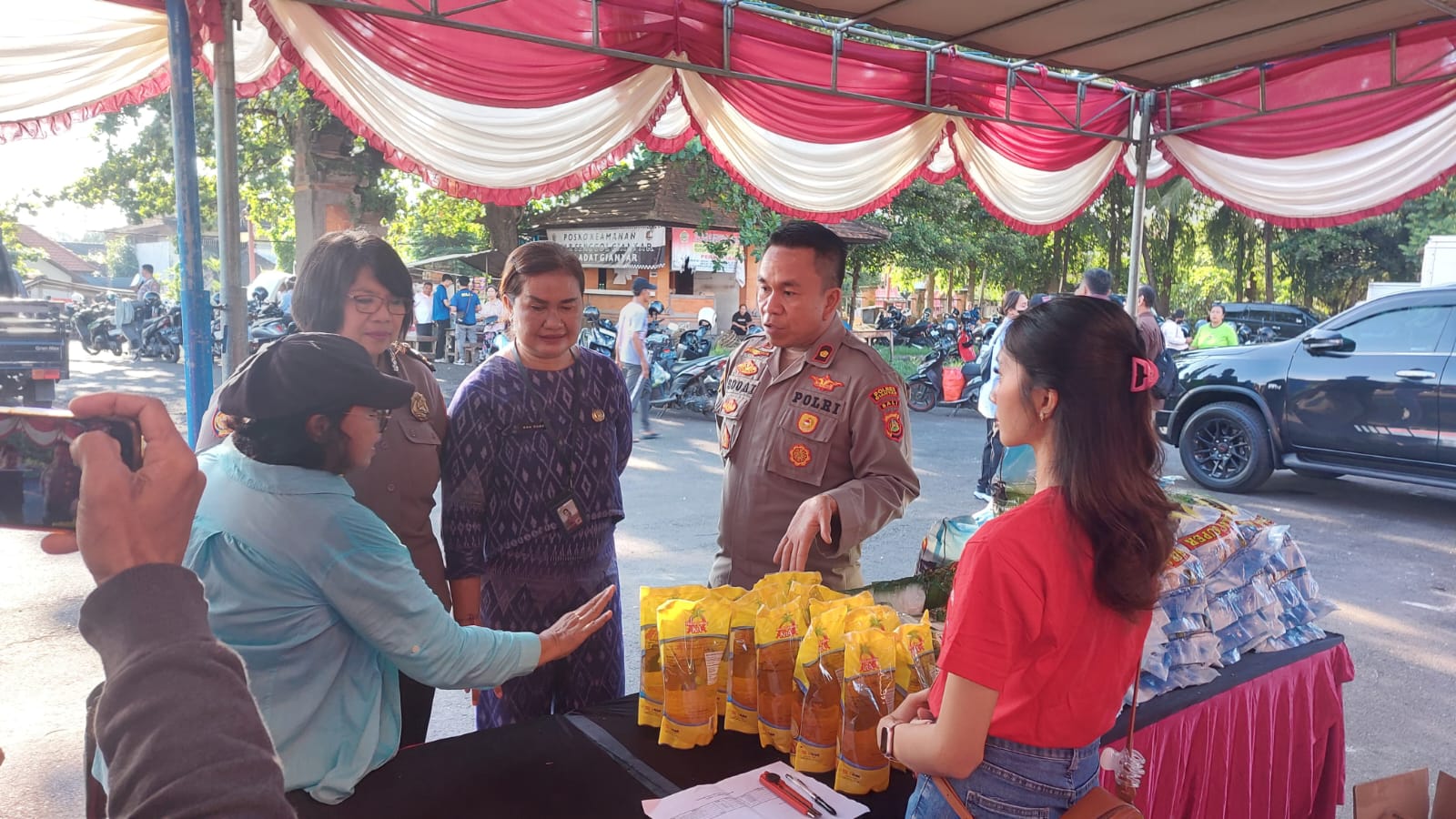 Jelang Nyepi dan Idul Fitri, Disperindag Gianyar Bersama Polres Gianyar Adakan Pasar Murah