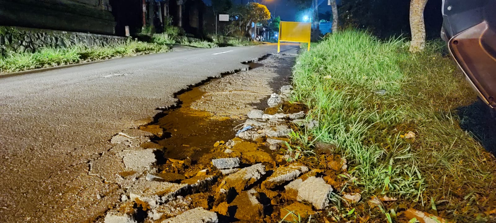 Warga Keluhkan Jalan Banjarangkan-Tohpati Rusak Berat