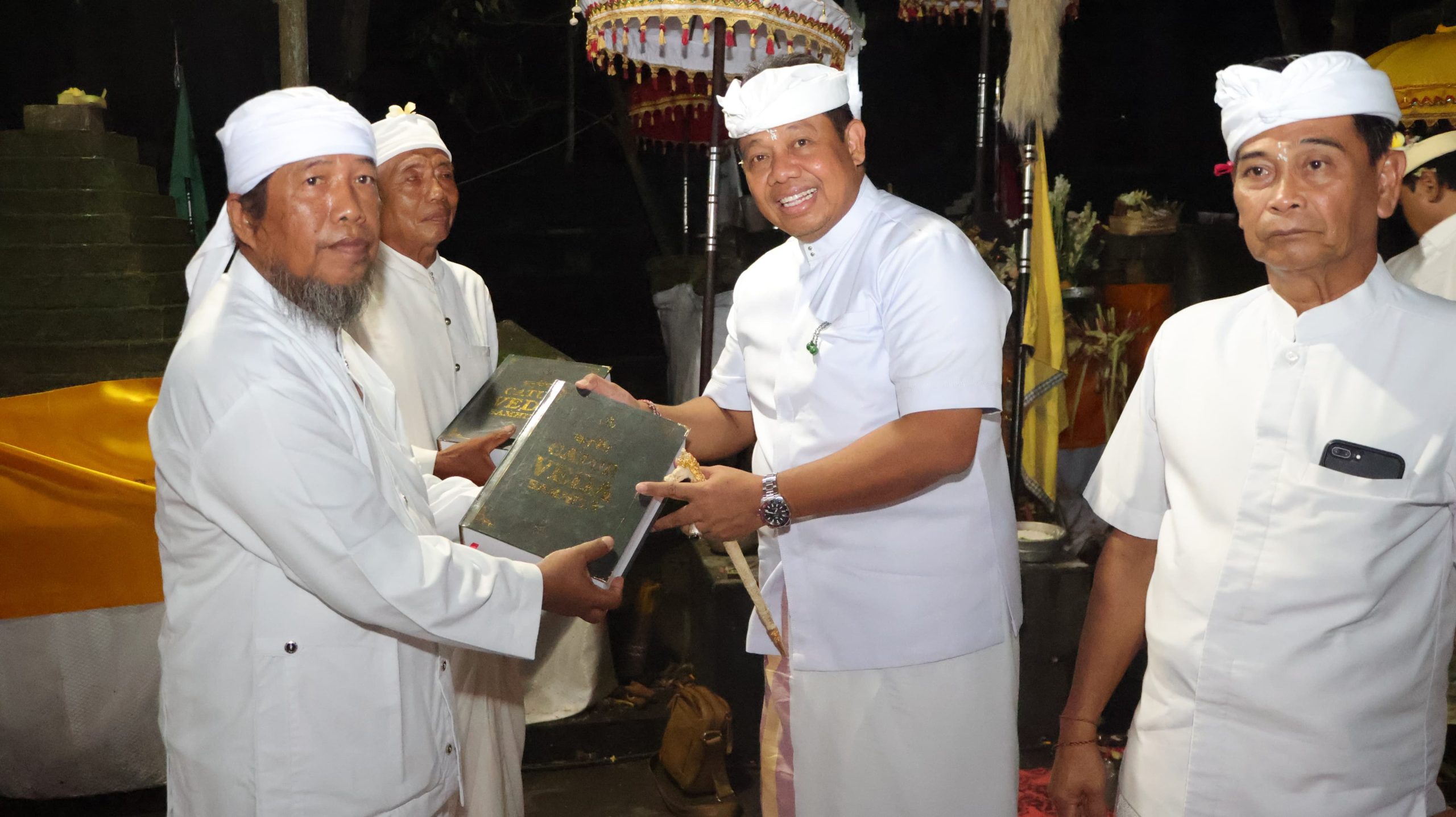 Tangkil ke Pura Luhur Giri Salaka, Pj. Gubernur Bali S.M Mahendra Jaya Apresiasi Semangat Pemangku dan Umat Hindu Banyuwangi