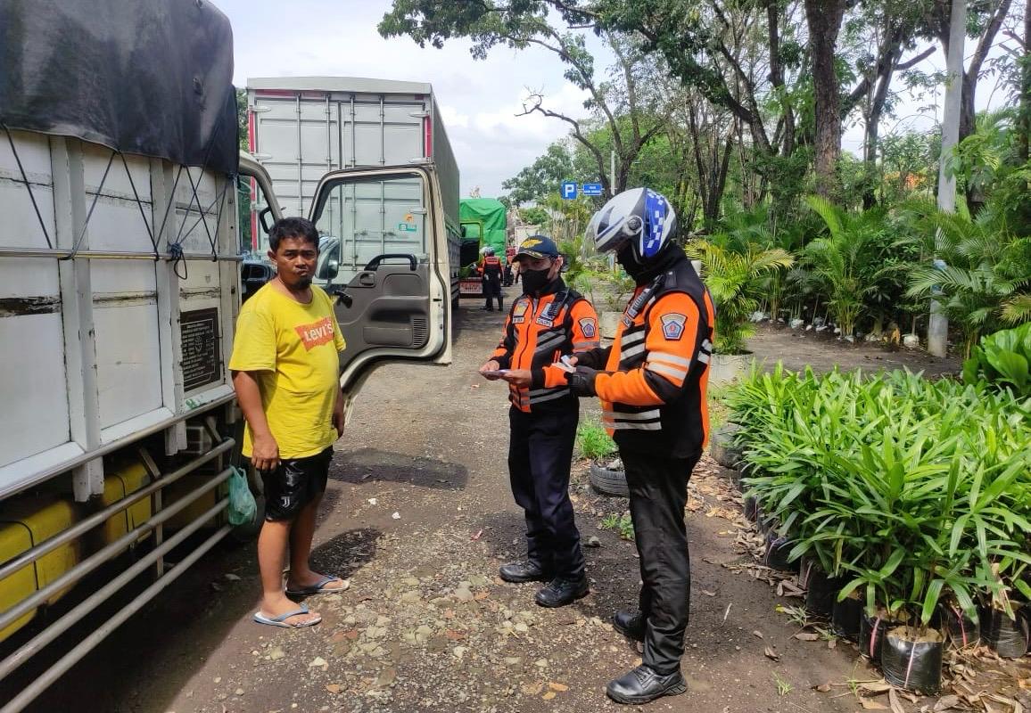 Dishub Denpasar Tertibkan Truk Parkir Sembarangan di Kawasan Patung Titi Banda