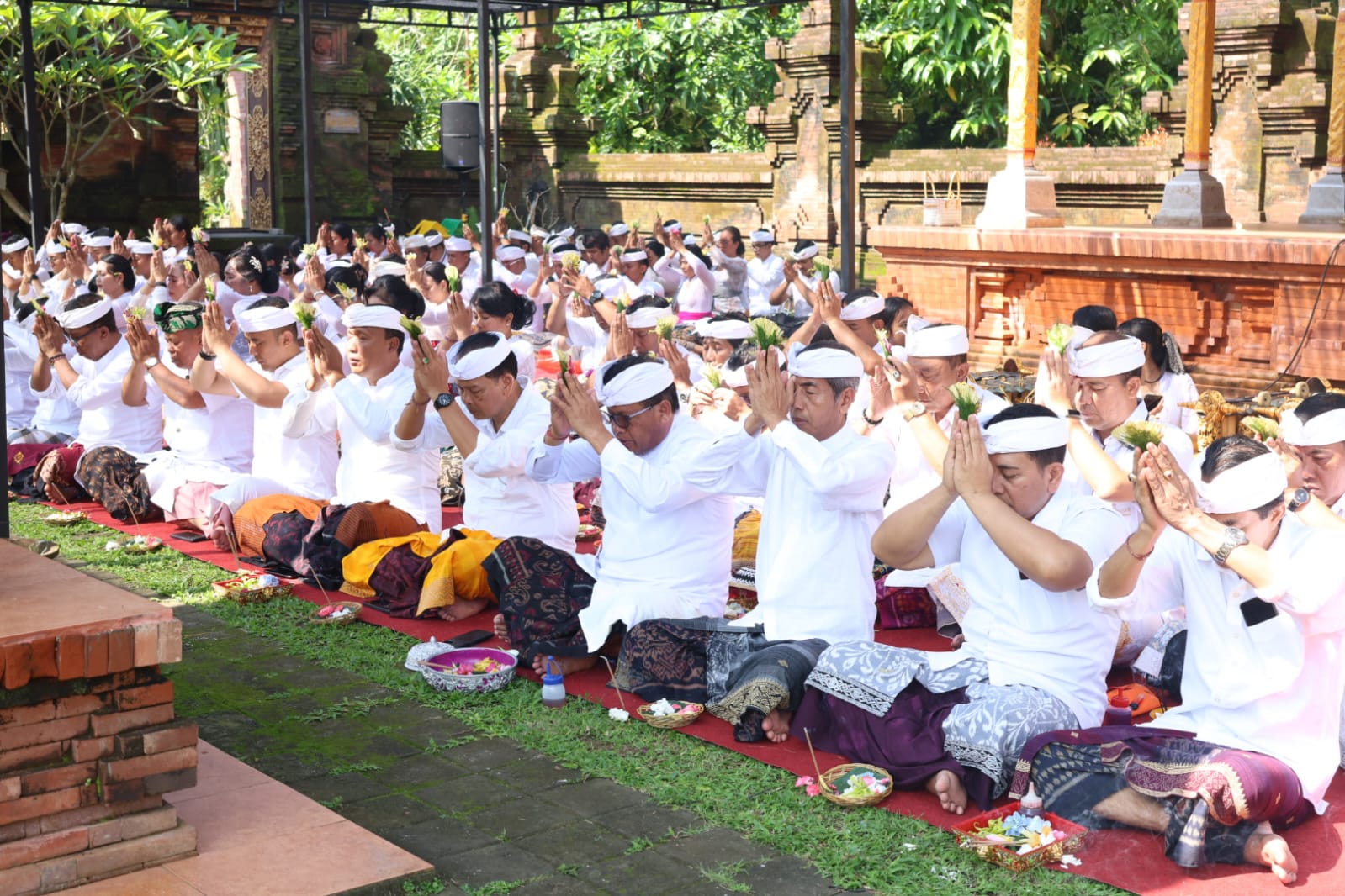 Tumpek Landep, Pemkot Denpasar Sembahyang Bersama di Pura Lokananta