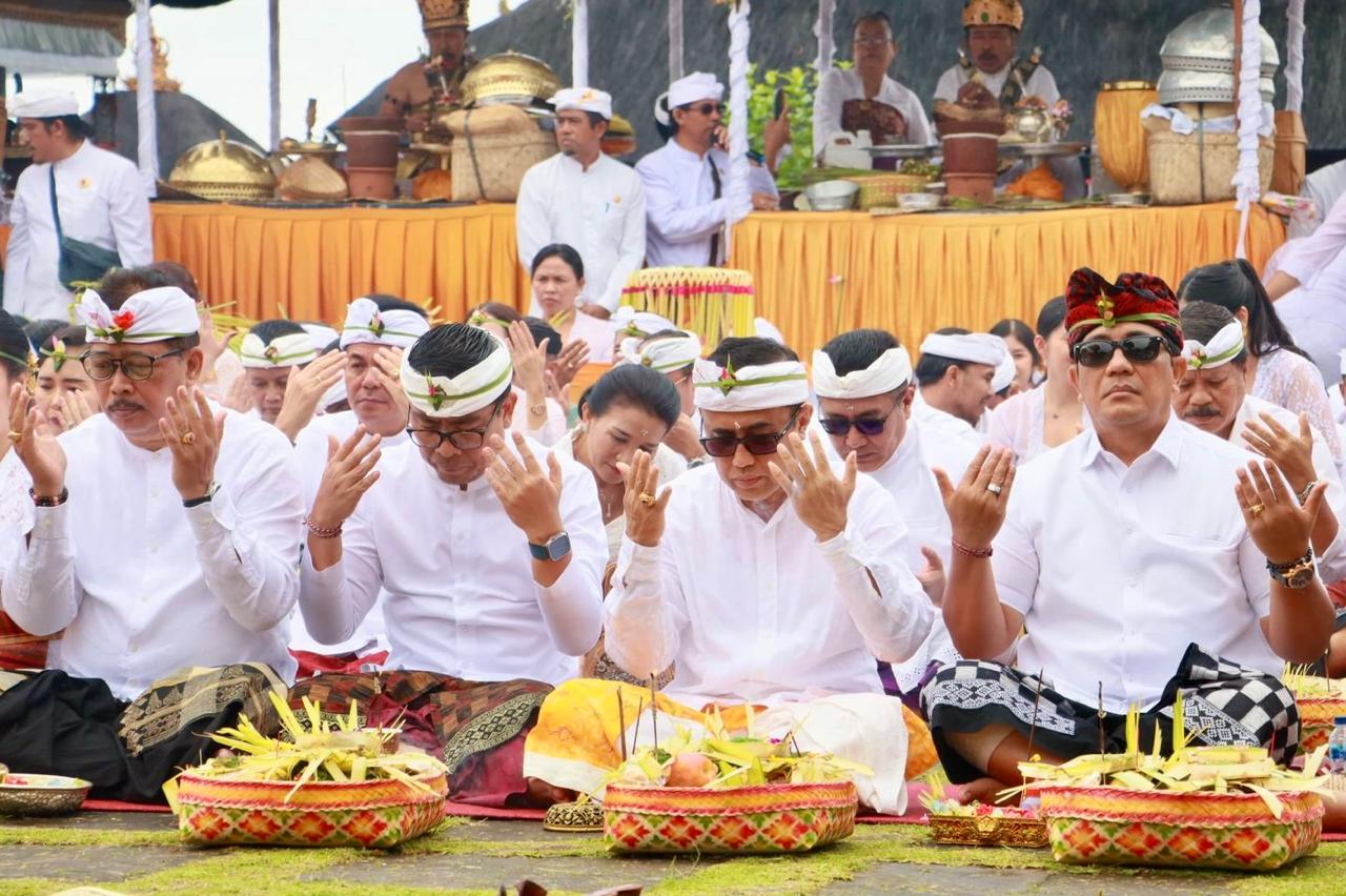 Walikota Jaya Negara dan Wawali Arya Wibawa Ikuti Prosesi Majaya-jaya di Pura Agung Besakih