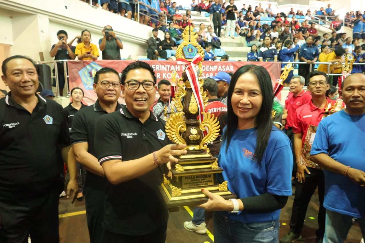 Porsenijar Ditutup,  SMPN 2 Denpasar Sukses Kawinkan Juara Cabang Olahraga dan Seni