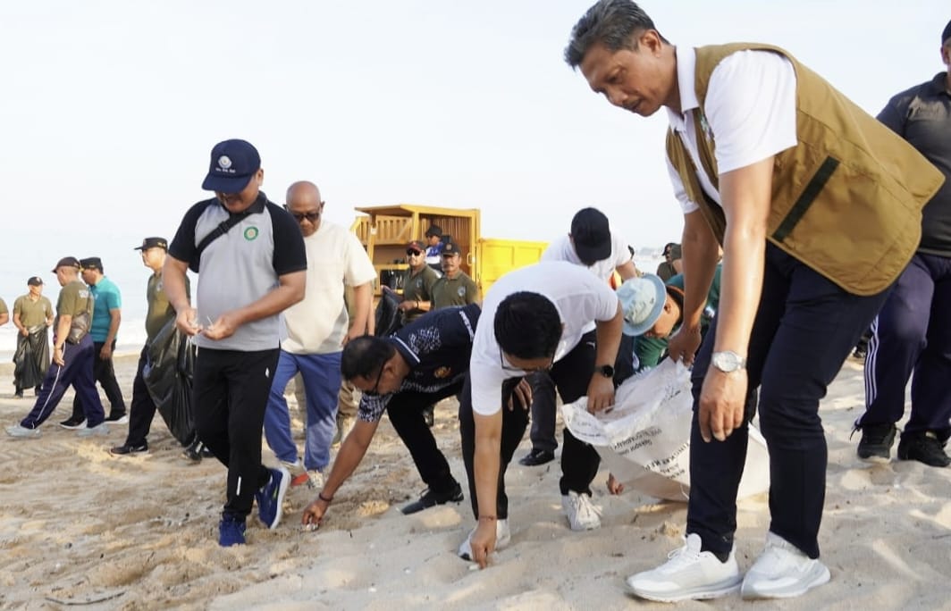 Aksi Bersih Pantai Kedonganan Warnai Peringatan HUT Ke-75 Satpol PP dan HUT Ke-63 Satlinmas Bali