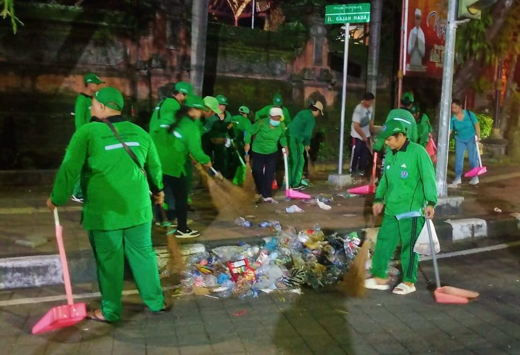 Usai Pawai Ogoh-ogoh, DLHK Denpasar Terjunkan 1.200 Petugas Bersihkan Sampah 