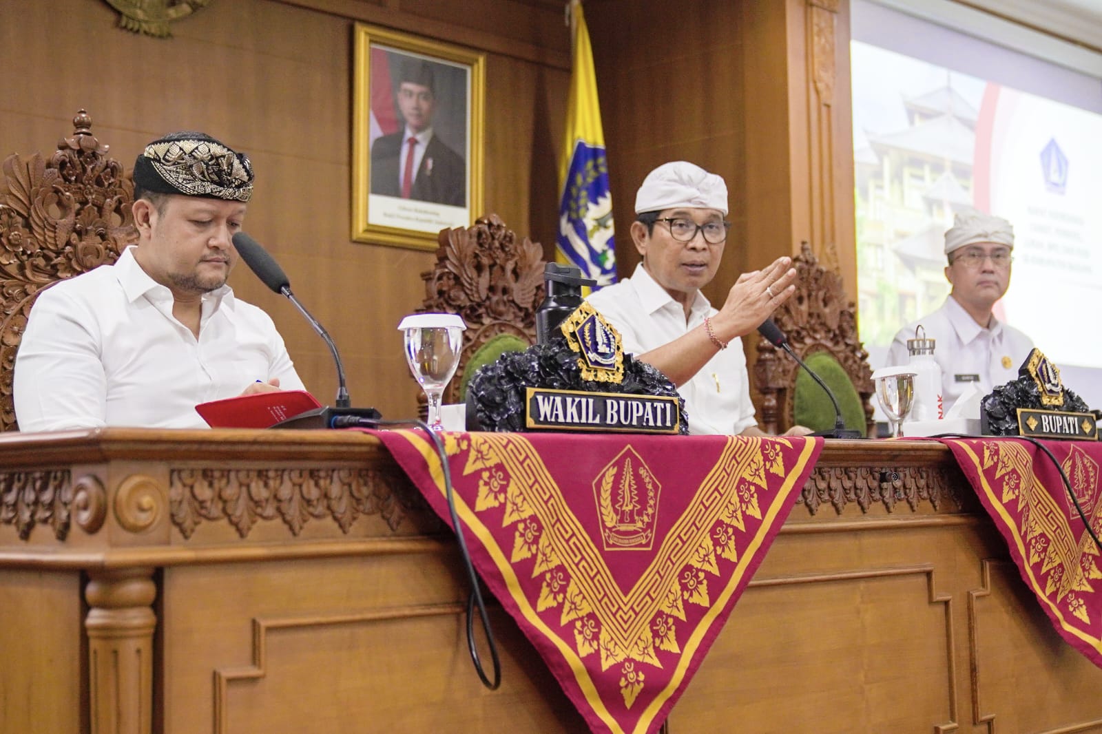 Bupati Adi Arnawa Pastikan Bantuan Hari Raya Besar Keagamaan Rp2 Juta Tetap Jalan