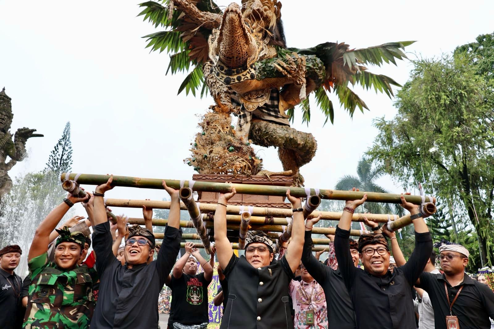 Buka Kasanga Festival 2025, Wagub Giri Prasta Ikuti Prosesi Mengarak Ogoh-ogoh