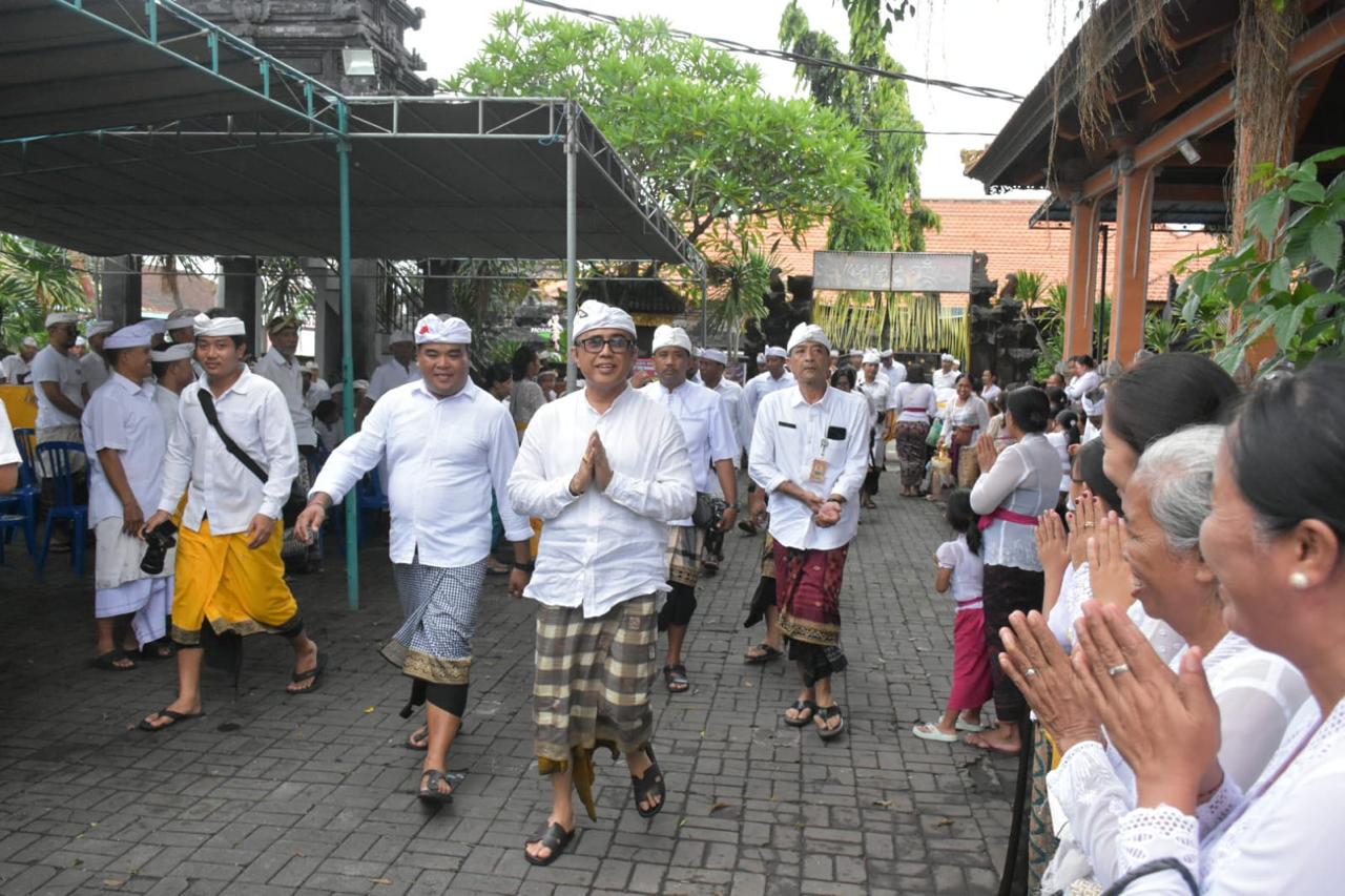 Walikota Jaya Negara Hadiri Upakara Munggel Pelawatan di Pura Sor Waringin Ulun Desa Padangsumbu