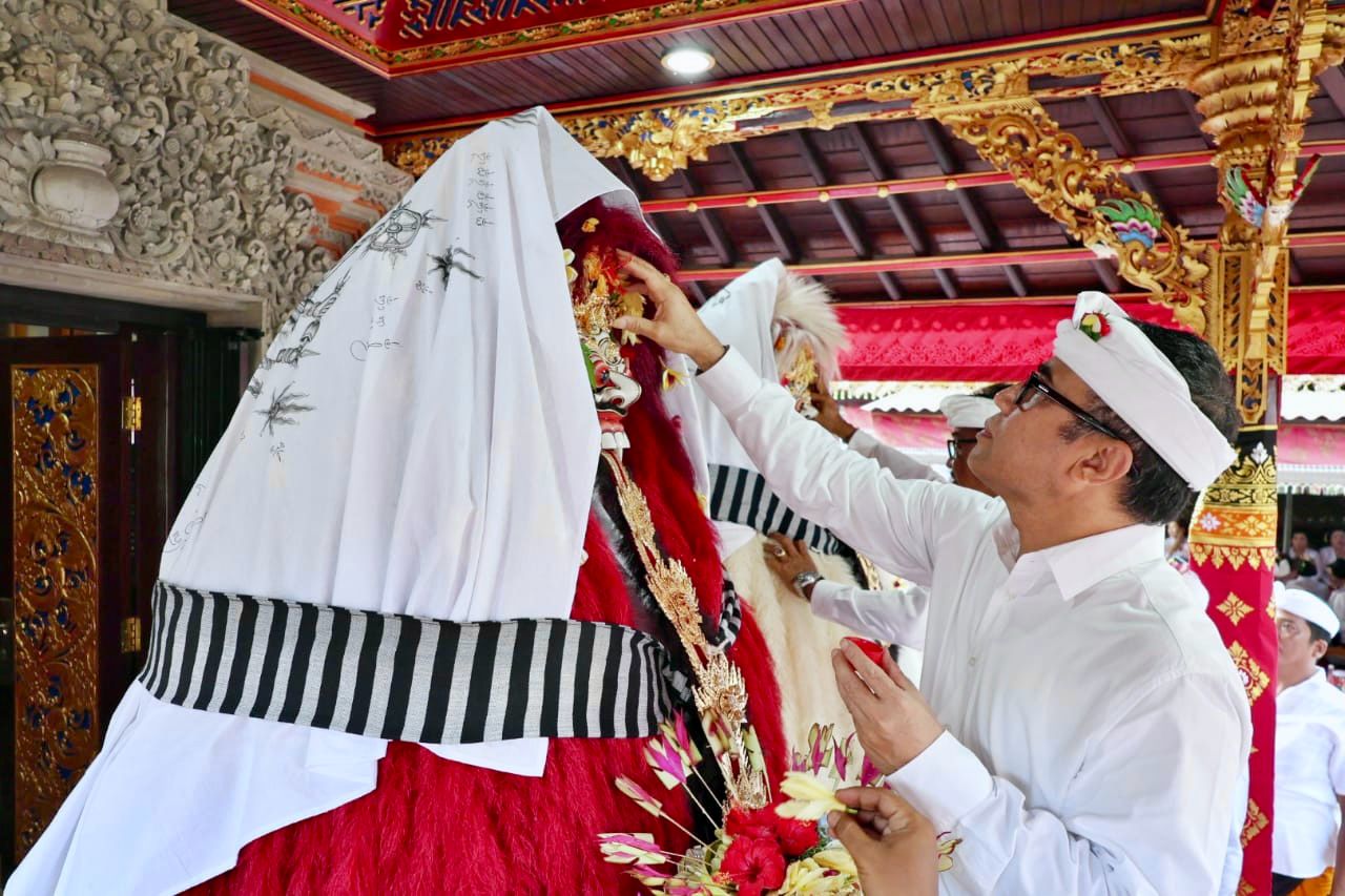 Walikota Jaya Negara Hadiri Ngeratep dan Pasupati Sesuhunan Pura Dangka Banjar Bengkel