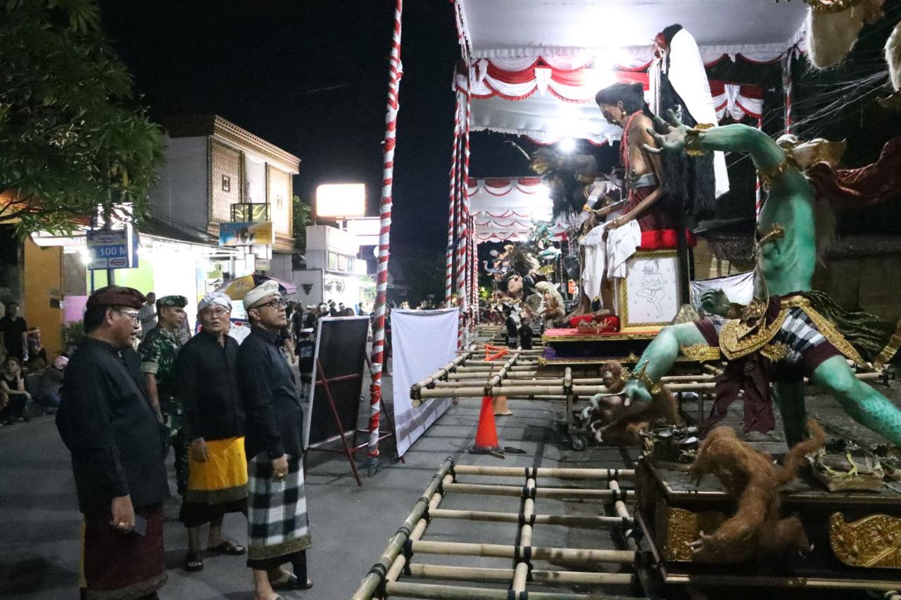 Malam Pangerupukan Nyepi Caka 1947, Walikota Jaya Negara dan Wawali Arya Wibawa Tinjau Parade Ogoh-ogoh Titik 0 Km Denpasar