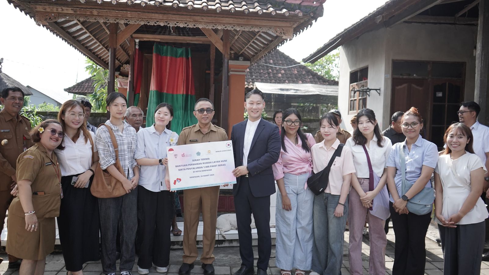 Walikota Jaya Negara Serahkan Bantuan Rumah Layak Huni di Desa Peguyangan Kaja