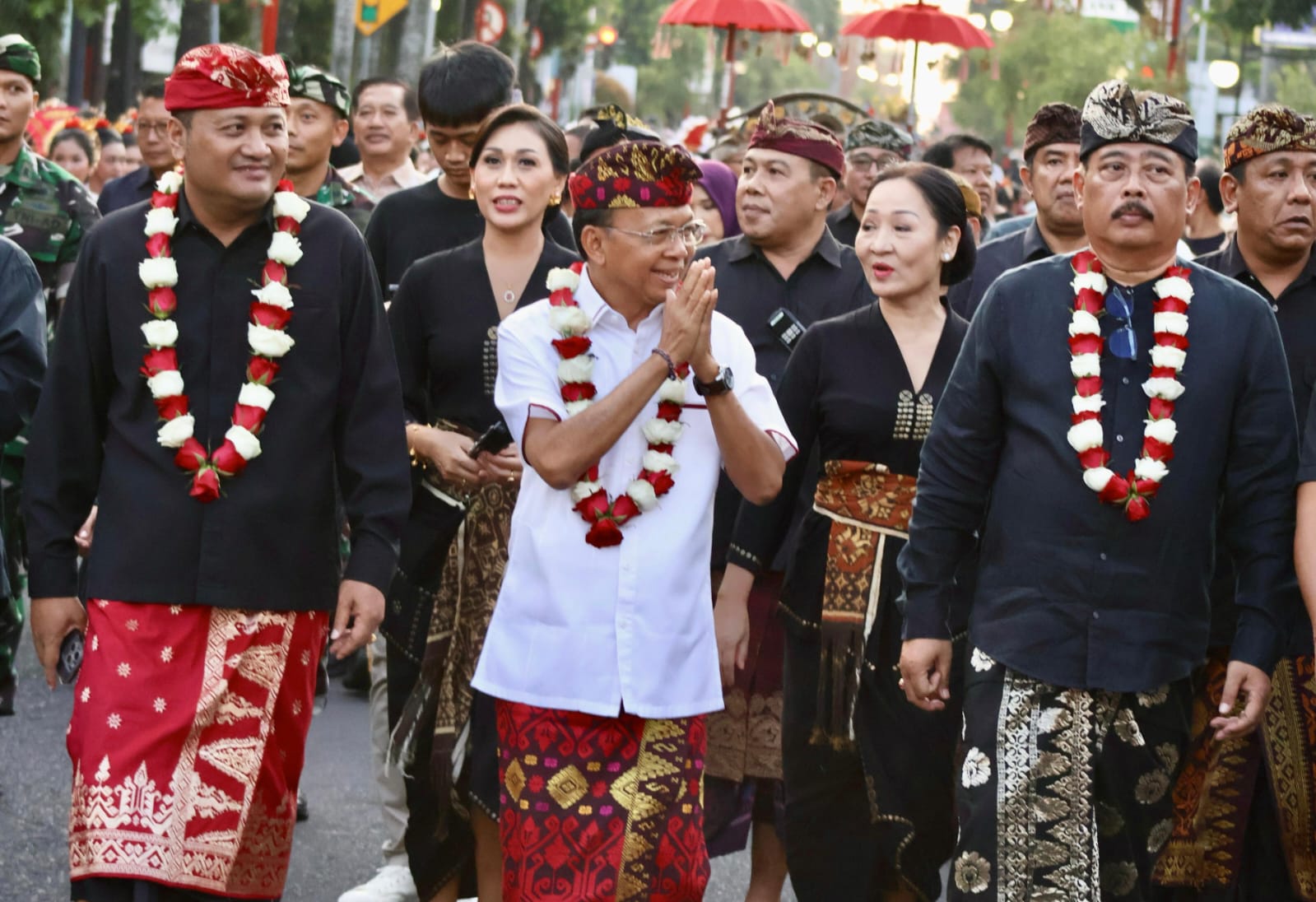 Parade Budaya dan Seni Antar Gubernur Koster Temui Ribuan Warga Gianyar di Lapangan Astina