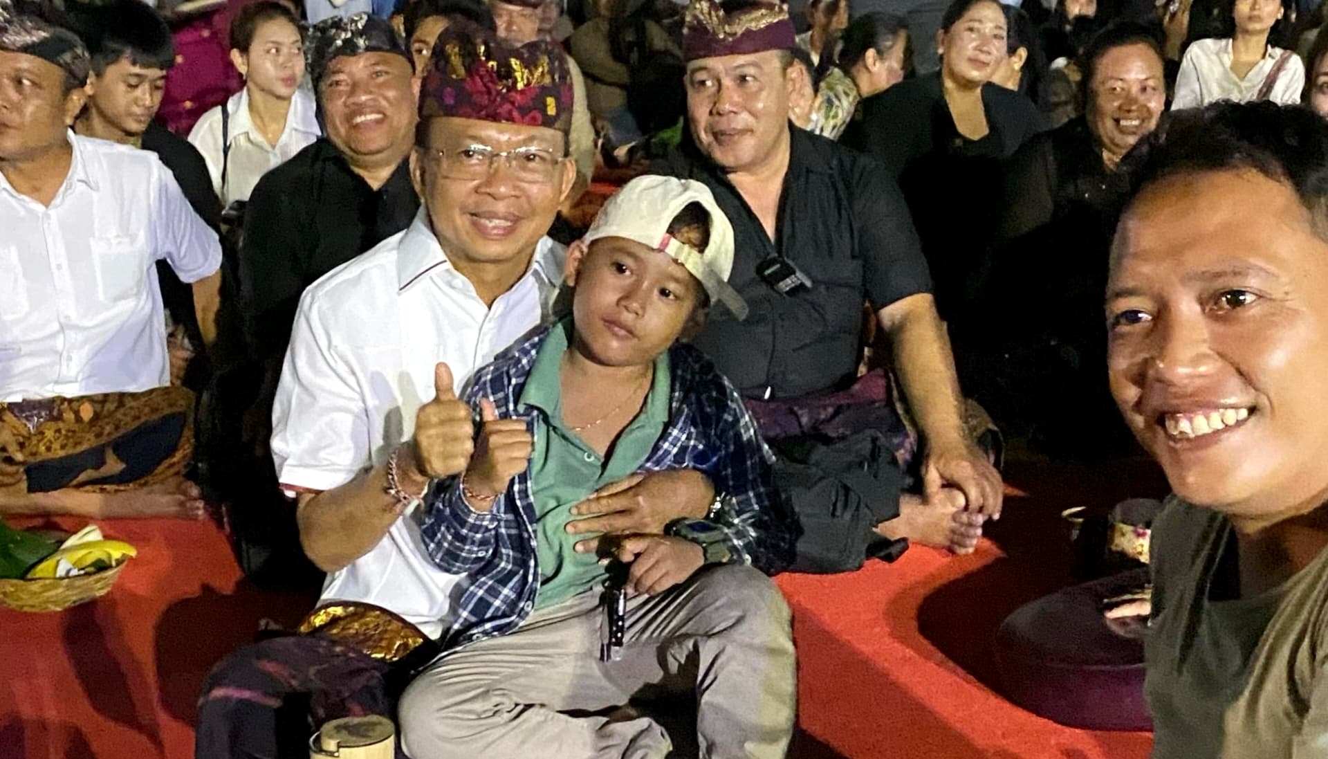 Kecintaan Anak-anak Kepada Wayan Koster