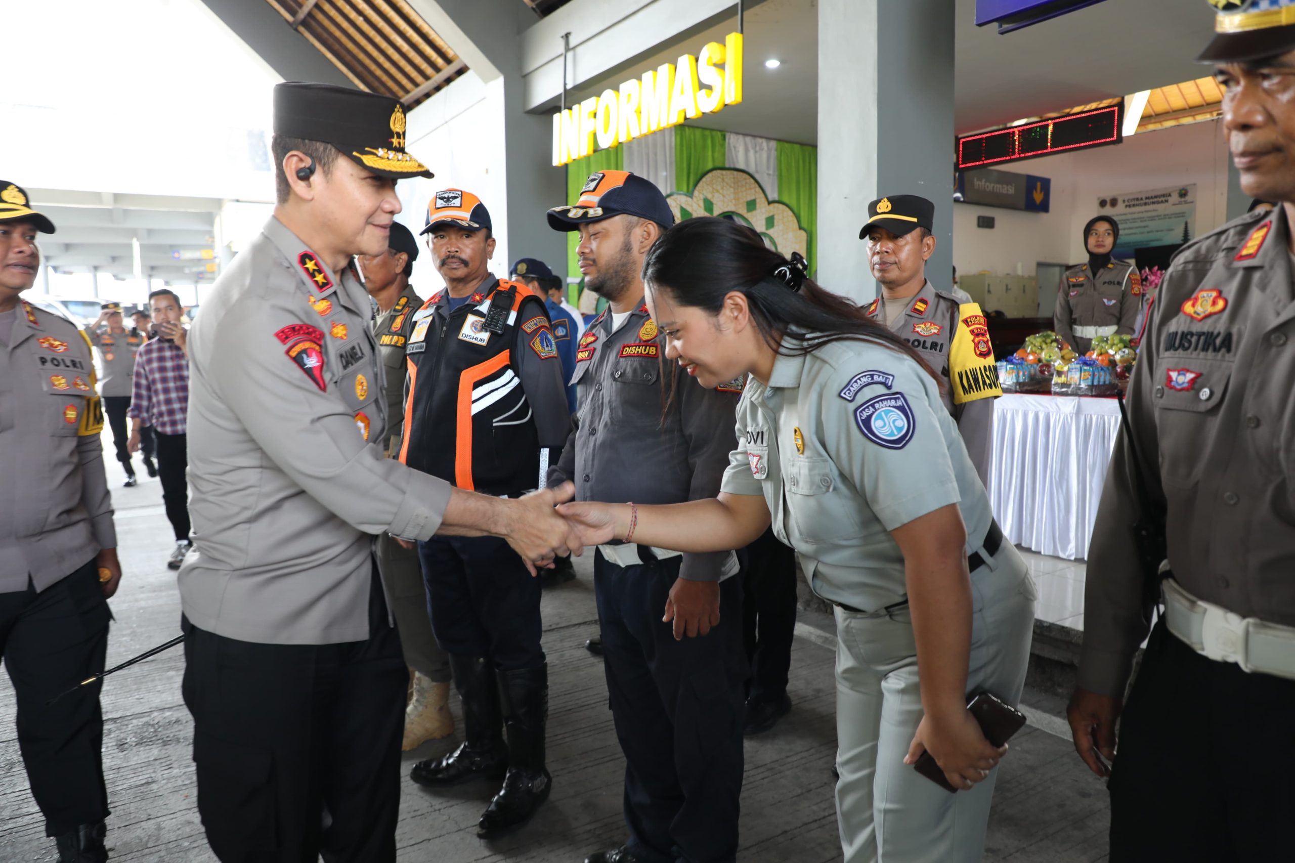Kapolda Bali Cek Kesiapan Pengamanan Lebaran 2025 di Pos Pelayanan Terminal Mengwi