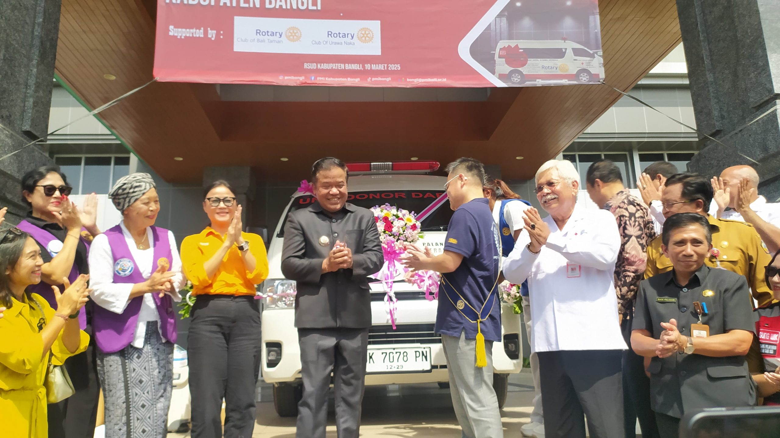 Bupati Sedana Arta Terima Satu Unit Mobil Donor Darah dari Rotary Club