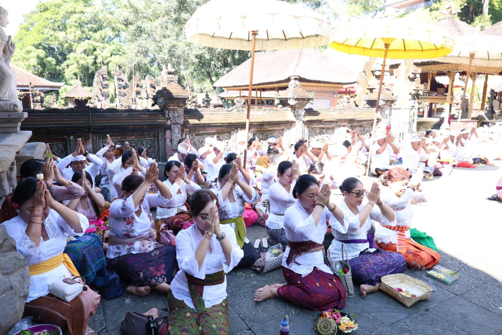 Ny. Antari Jaya Negara Ajak Ratusan Lansia Denut dan Dentim Tirtayatra di Pura Tirta Empul