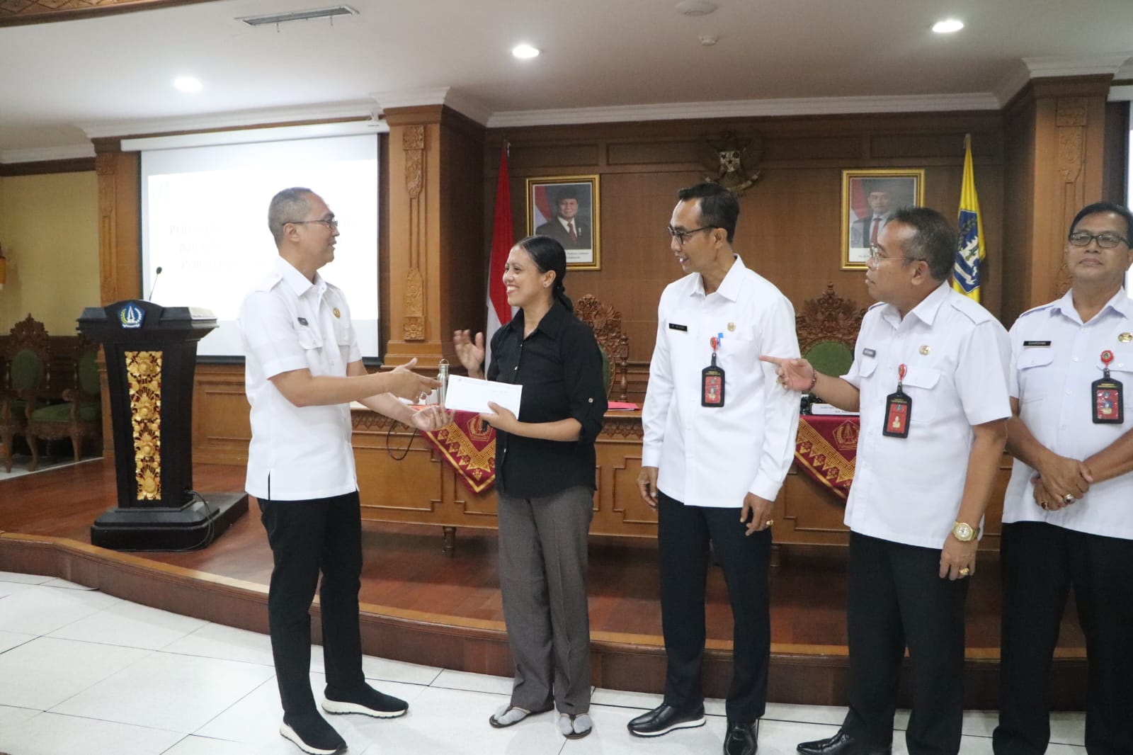 Sekda Surya Suamba Serahkan Santunan Pensiun dan Dana Duka KORPRI