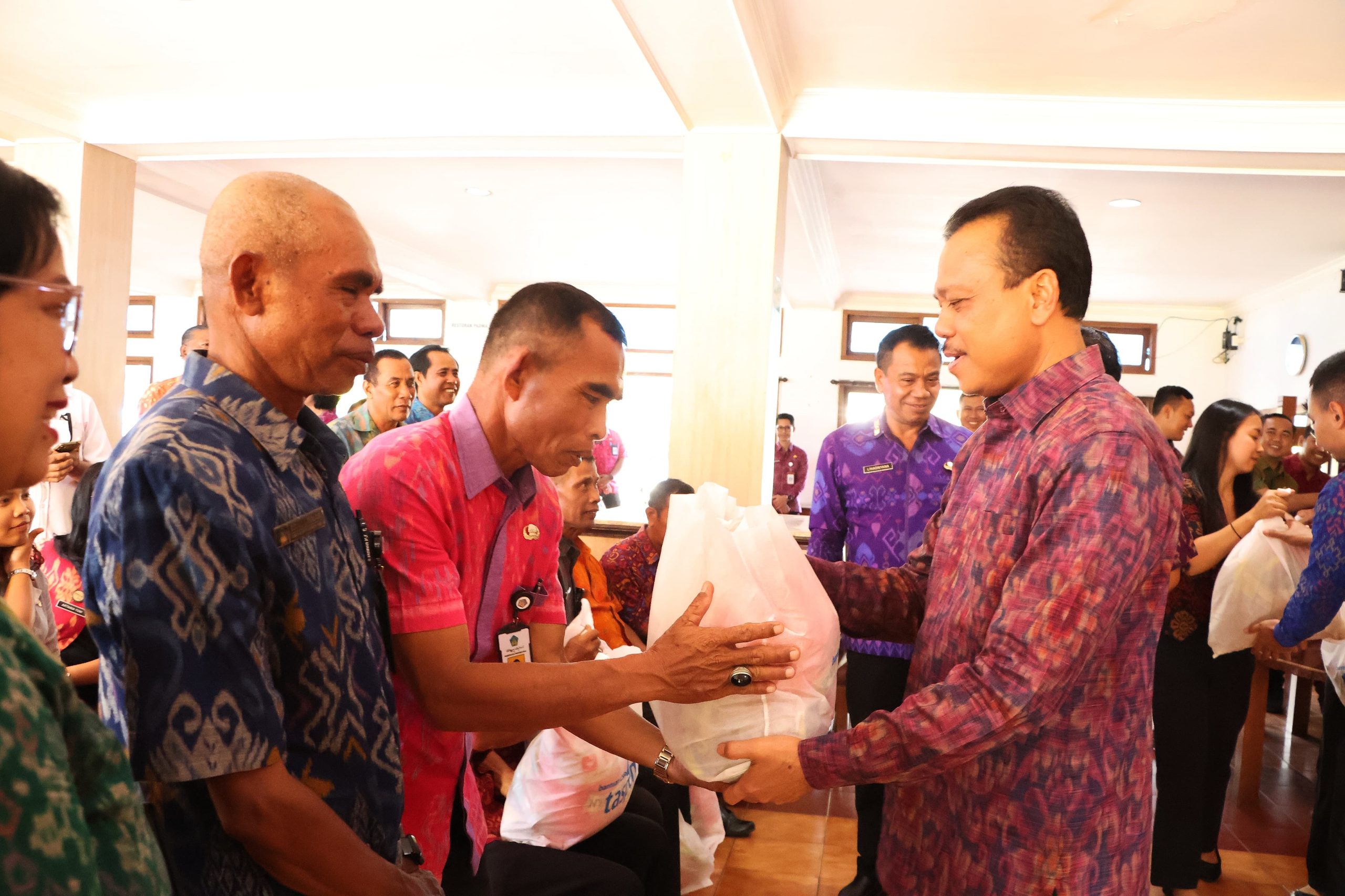 Sekda Bali Serahkan Bantuan Sembako Bagi PNS Golongan I dan II Masuki Masa Pensiun 