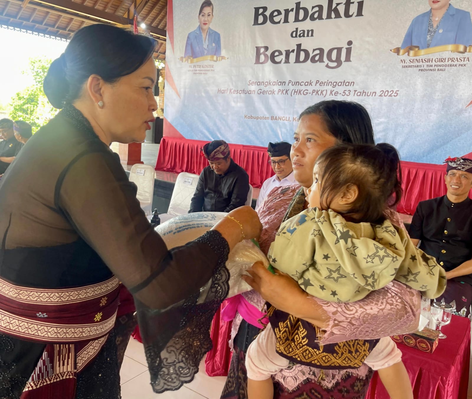 Sekretaris TP PKK Bali Ny. Seniasih Giri Prasta Berbakti dan Berbagi di Desa Susut, Bangli