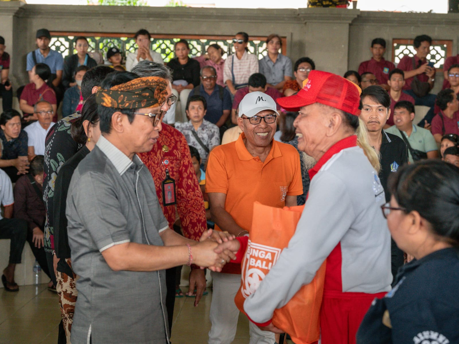 Bupati Adi Arnawa Berikan Paket Sembako dan Alat Bantu Disabilitas