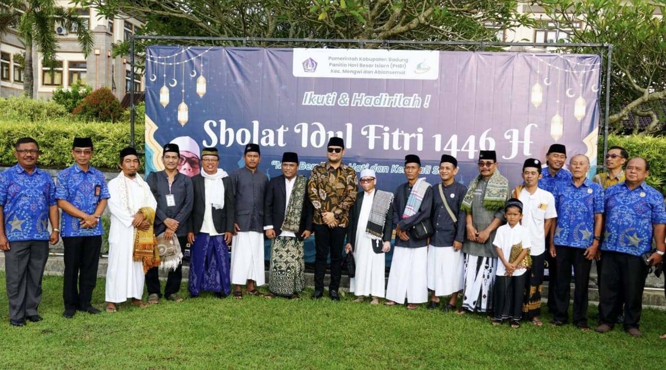 Wabup Alit Sucipta Hadiri Sholat Ied Idul Fitri di Puspem Badung